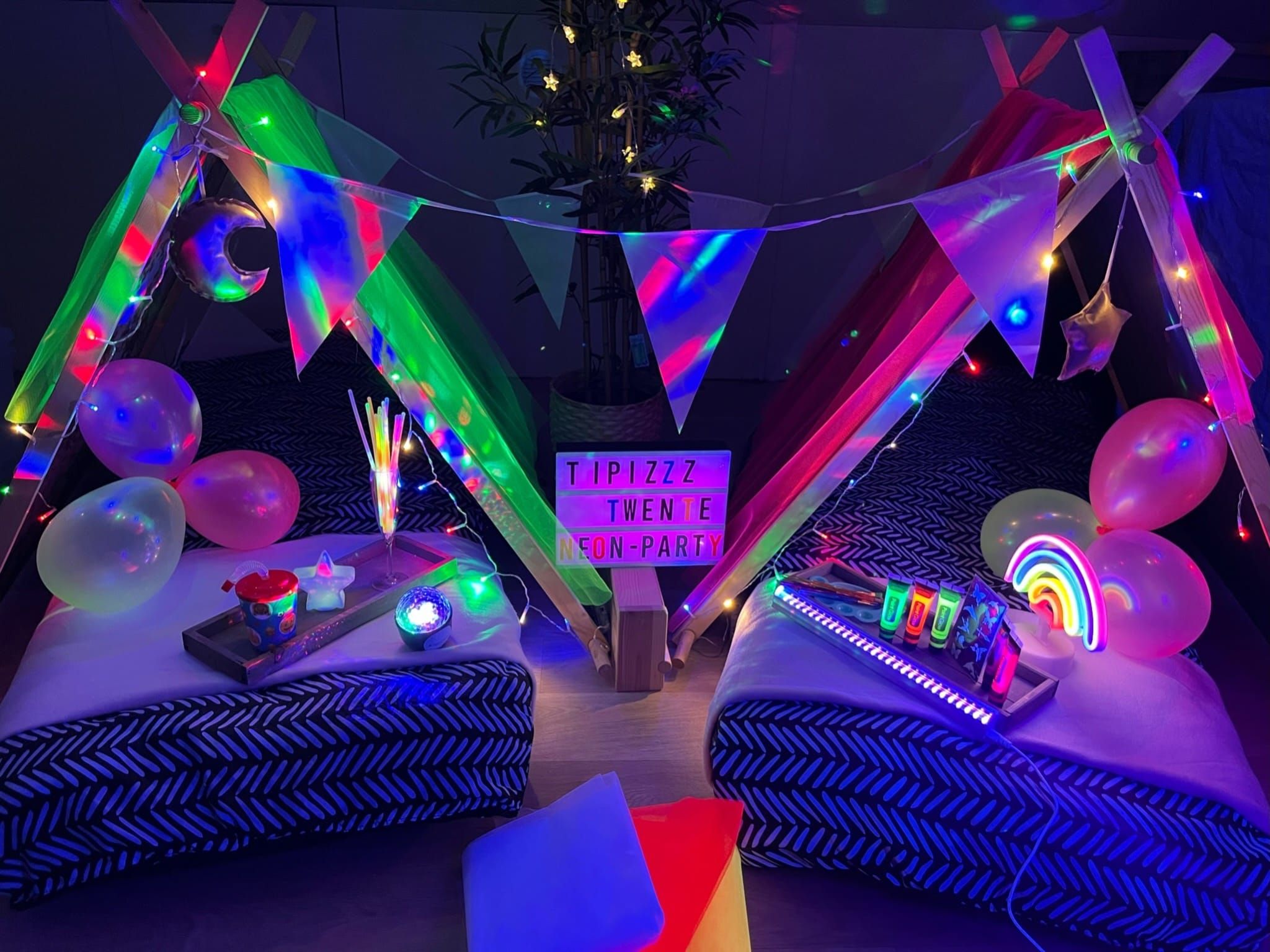 Neon tipi slaapfeestje